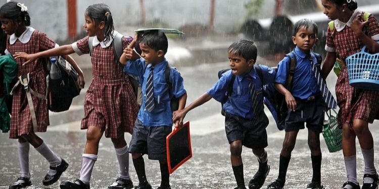 अतिवृष्टीमुळे सलग दुसऱ्या दिवशी सोलापूर जिल्हयातील शाळांना सुट्टी जाहीर