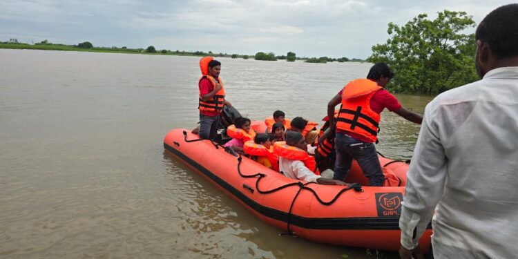 सीना नदी पूरपरिस्थितीच्या पार्श्वभूमीवर NDRF व लष्कर पथकांची नियुक्ती