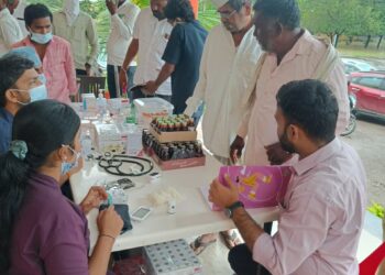 दक्षिण सोलापूर तालुक्यातील पूरग्रस्तांसाठी सोनाई फाउंडेशन व आधार हॉस्पिटल यांच्या मदतीचा हात…