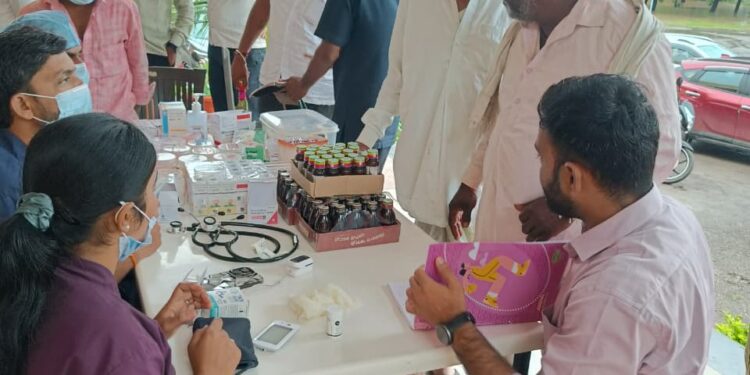 दक्षिण सोलापूर तालुक्यातील पूरग्रस्तांसाठी सोनाई फाउंडेशन व आधार हॉस्पिटल यांच्या मदतीचा हात…