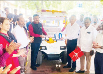 बालाजी अमाईन्सतर्फे शासकीय रुग्णालयास इलेक्ट्रिक कार भेट