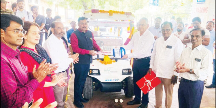 बालाजी अमाईन्सतर्फे शासकीय रुग्णालयास इलेक्ट्रिक कार भेट