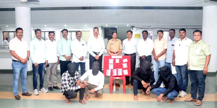 दिवसा घराेडी करणाऱ्या आंतरजिल्हा टाेळीतील 4 गुन्हेगारांना अटक