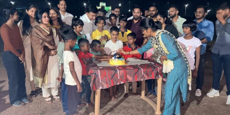 लोकराजा अभ्यासिकेने अनाथ मुलांसोबत साजरी केली दिवाळी..!