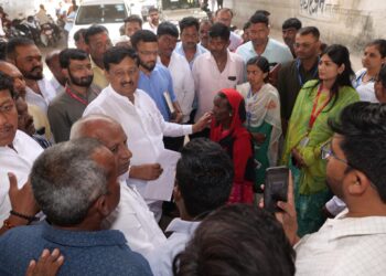 दक्षिण सोलापूर तालुक्यातील पूरग्रस्त भागांना आमदार सुभाष देशमुख यांनी दिली भेट…!