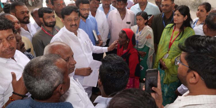 दक्षिण सोलापूर तालुक्यातील पूरग्रस्त भागांना आमदार सुभाष देशमुख यांनी दिली भेट…!