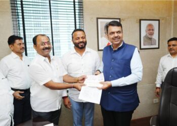 बार्शी कृषी उत्पन्न बाजार समिती कडून १ कोटी रकमेच्या निधीचा धनादेश सुपूर्त!