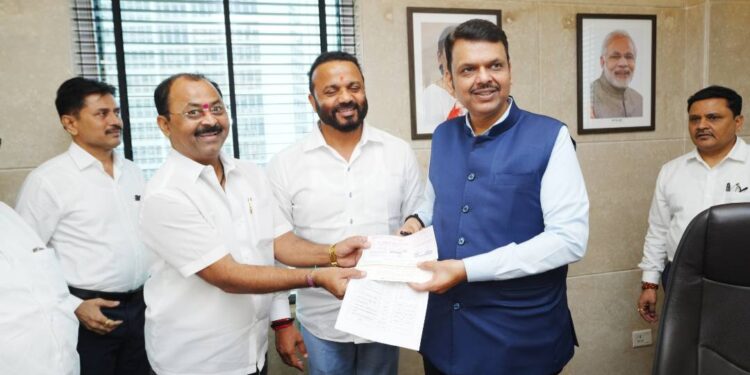 बार्शी कृषी उत्पन्न बाजार समिती कडून १ कोटी रकमेच्या निधीचा धनादेश सुपूर्त!