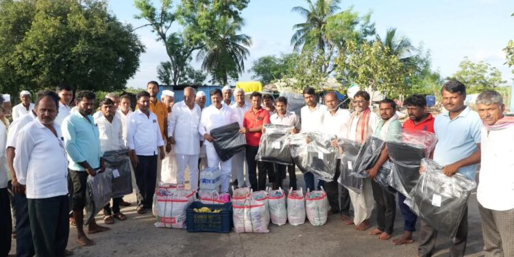 लोकमंगल फाउंडेशनतर्फे सीना नदी गावाकडच्या विविध भागात मदत
