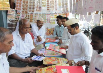 धनत्रयोदशीचा मुहूर्त साधून व्यापारी वर्गाने केली खतावणी रोजमेळची खरेदी