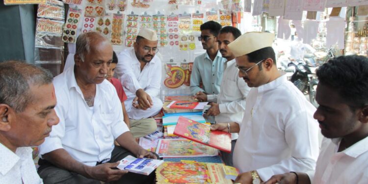 धनत्रयोदशीचा मुहूर्त साधून व्यापारी वर्गाने केली खतावणी रोजमेळची खरेदी