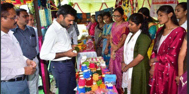 ‘उमेद’च्या रुक्मिणी दिवाळी महोत्सवाचे थाटात उद्घाटन