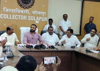 पूरग्रस्त लाडक्या भाऊ बहिणींची दिवाळी गोड करणार : पालकमंत्री गोरे