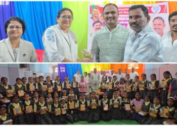 राहुल काटकर यांच्या देवपुष्प फाऊंडेशनतर्फे सेवासदन शाळेतील पूरग्रस्त विद्यार्थ्यांना मदत