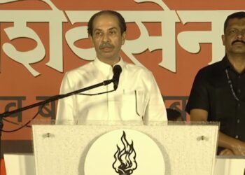 क्रिकेटची तुलना युद्धाशी करणारा माणूस ‘बेशरम’ : उद्धव ठाकरे