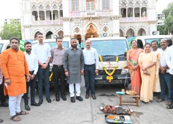 पालकमंत्री जयकुमार गोरे यांच्या हस्ते २५ घंटागाड्यांचे लोकार्पण