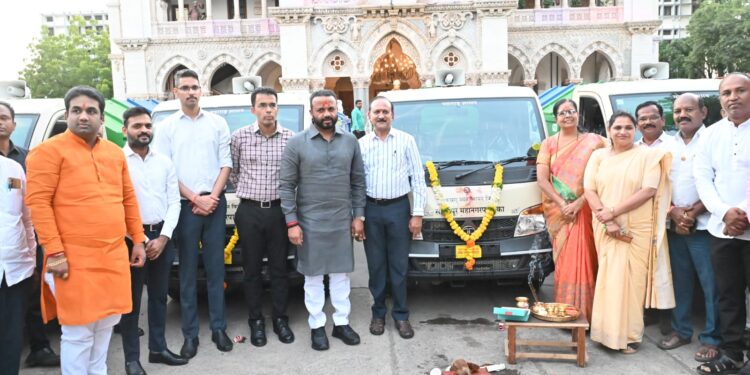 पालकमंत्री जयकुमार गोरे यांच्या हस्ते २५ घंटागाड्यांचे लोकार्पण