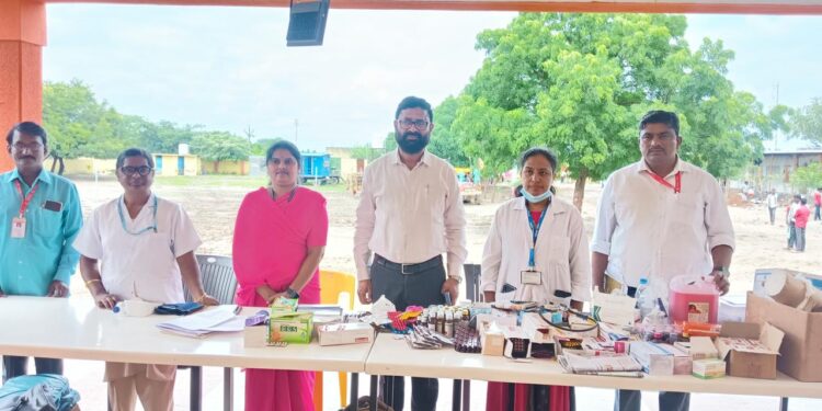सोलापूर जिल्ह्यात पूरग्रस्त भागाची केली पाहणी; जिल्हा आरोग्य अधिकारी डॉ. संतोष नवले