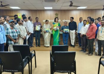 सोलापूर महसूल विभागाकडून पूरग्रस्त विद्यार्थ्यांसाठी शैक्षणिक साहित्य किट्सचे वाटप..