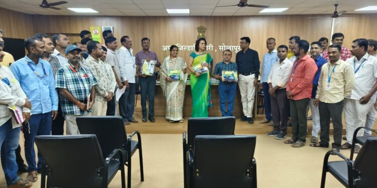 सोलापूर महसूल विभागाकडून पूरग्रस्त विद्यार्थ्यांसाठी शैक्षणिक साहित्य किट्सचे वाटप..