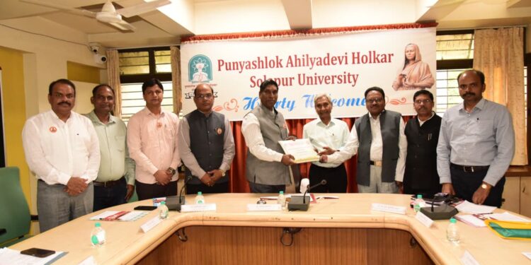 विद्यापीठ विभाग रँकिंग फ्रेमवर्क समितीची सोलापूर विद्यापीठात पाहणी!