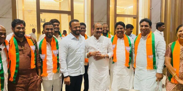 माजी उपमहापौर, माजी नगरसेवकांनी केला भाजपा प्रवेश