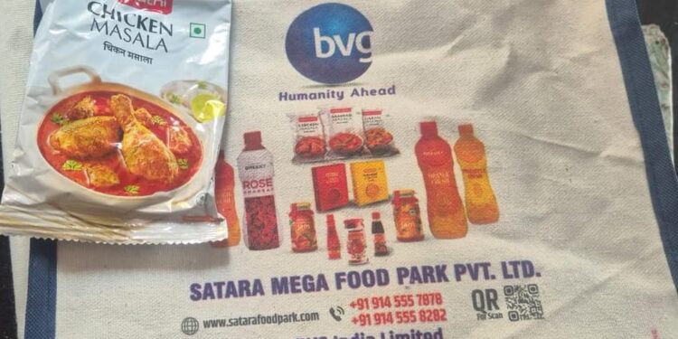 पंढरपूर मंदिर समितीच्या कर्मचार्यांना चिकन मसाला वाटप…