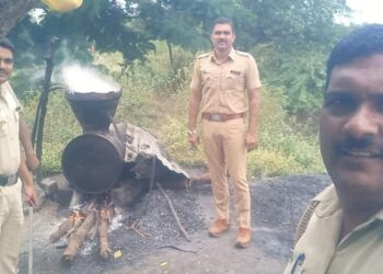 तिल्हेहाळ येथे वळसंग पोलिसांचा हातभट्टी दारूवर विशेष छापा