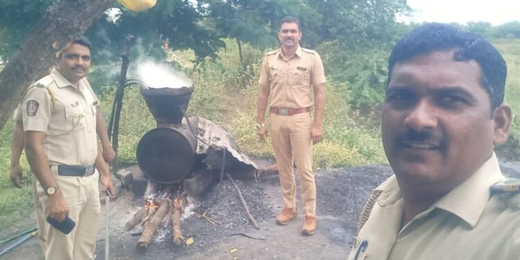 तिल्हेहाळ येथे वळसंग पोलिसांचा हातभट्टी दारूवर विशेष छापा