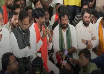 बच्चू कडू अन् शेतकरी नागपुरात रस्त्यावर; आज सायंकाळी मुख्यमंत्र्यांशी चर्चा