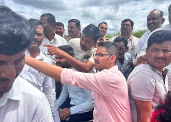 जिल्हाधिकारी कुमार आशीर्वाद वाढदिवसाच्या दिवशी शेतकऱ्यांच्या बांधावर..