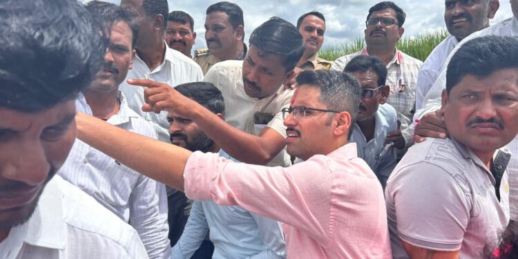 जिल्हाधिकारी कुमार आशीर्वाद वाढदिवसाच्या दिवशी शेतकऱ्यांच्या बांधावर..