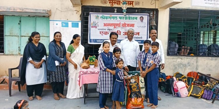 लोकमंगल फाउंडेशनचा ‘एक मुठ्ठी अनाज’ उपक्रम यशस्वी..