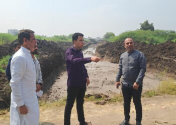 सहा कमान येथे ब्रिजखालून जाणाऱ्या नाल्याचे खोदकाम