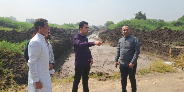 सहा कमान येथे ब्रिजखालून जाणाऱ्या नाल्याचे खोदकाम