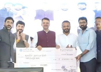 अन्नछत्र मंडळाकडून मुख्यमंत्र्यांना २१ लाखांचा धनादेश सुपुर्द