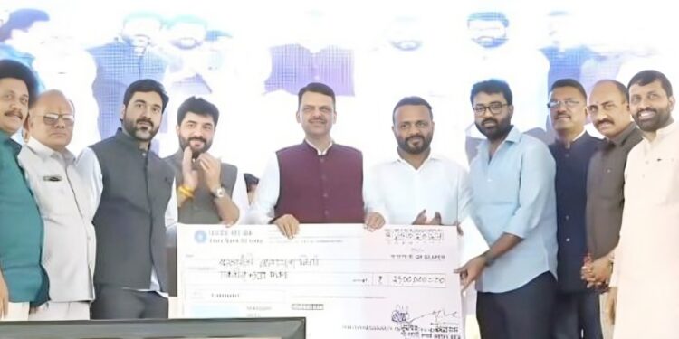 अन्नछत्र मंडळाकडून मुख्यमंत्र्यांना २१ लाखांचा धनादेश सुपुर्द