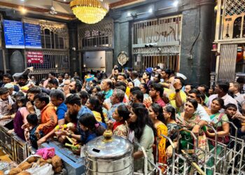 सुट्यांमुळे वटवृक्ष मंदिरात स्वामी भाविकांची अलोट गर्दी