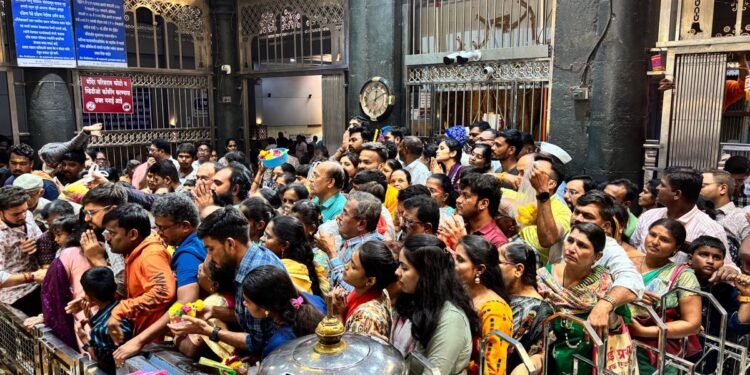 सुट्यांमुळे वटवृक्ष मंदिरात स्वामी भाविकांची अलोट गर्दी