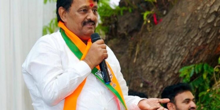 बाहेरून येणाऱ्यांनी किमान ३-४ वर्ष पक्षासाठी काम करावं : आ. सुभाष देशमुख