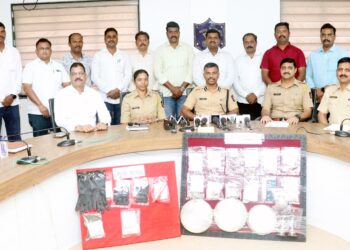 तिहेरी घरफोडी करणाऱ्या दोन आंतरराज्य गुन्हेगारांना अटक