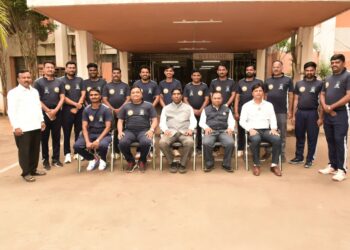 अखिल भारतीय कुलगुरू चषक क्रिकेट स्पर्धेसाठी सोलापूर विद्यापीठ कर्मचाऱ्यांचा संघ हिसारला रवाना!