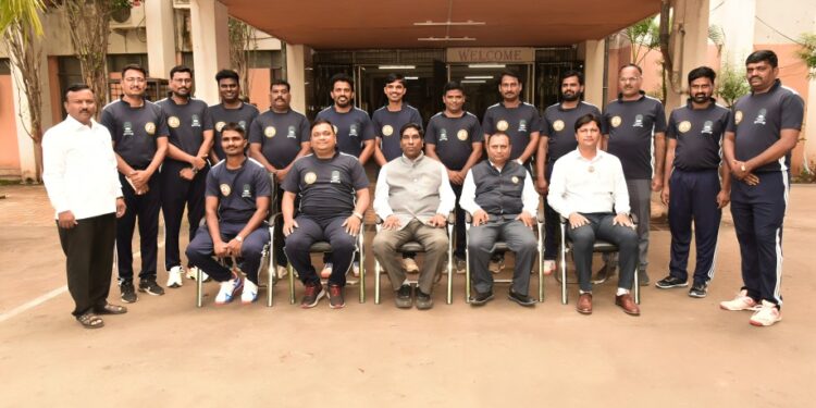 अखिल भारतीय कुलगुरू चषक क्रिकेट स्पर्धेसाठी सोलापूर विद्यापीठ कर्मचाऱ्यांचा संघ हिसारला रवाना!