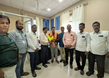 सीएसआर फंडातून माध्यमिक शिक्षण विभागाला पाच संगणक भेट