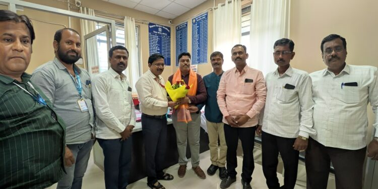 सीएसआर फंडातून माध्यमिक शिक्षण विभागाला पाच संगणक भेट