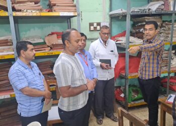 विवाह नोंदणीच्या अधिकाऱ्यांना मनपा आयुक्तांनी घेतले फाईलवर..