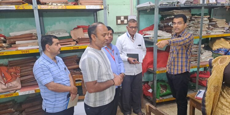 विवाह नोंदणीच्या अधिकाऱ्यांना मनपा आयुक्तांनी घेतले फाईलवर..