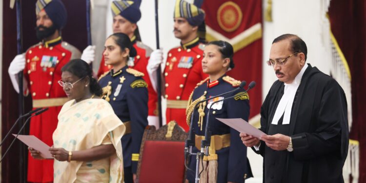 न्यायमूर्ती सूर्यकांत बनले भारताचे ५३ वे सरन्यायाधीश! सात देशांच्या न्यायाधीशांच्या उपस्थितीत शपथविधी संपन्न