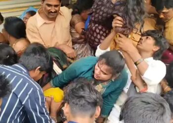 आंध्र प्रदेशातील व्यंकटेश्वर मंदिरात चेंगराचेंगरी, 9 जणांचा मृत्यू