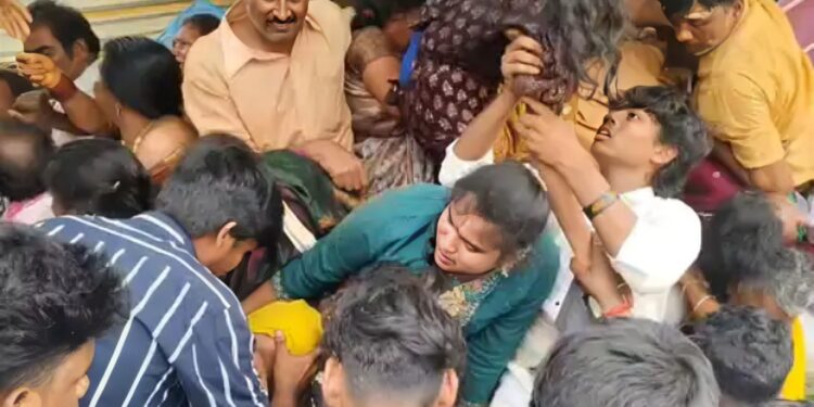 आंध्र प्रदेशातील व्यंकटेश्वर मंदिरात चेंगराचेंगरी, 9 जणांचा मृत्यू
